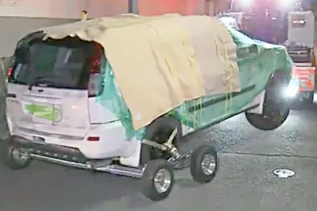 「宅見組」組長宅に突入した車両