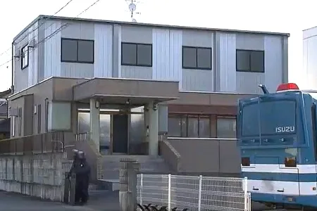 暴力団事務所の前などに警察官や警察車両を配置