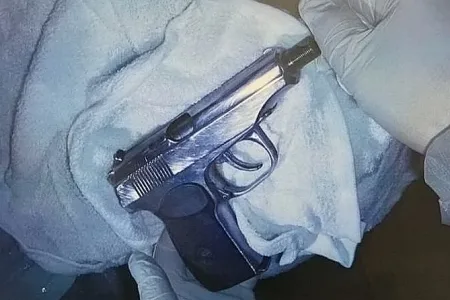 アパート駐輪場の原付バイクに拳銃1丁を隠して所持 住吉会傘下組員ら男2人を逮捕