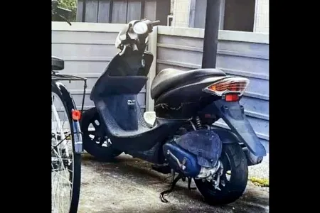 アパート駐輪場の原付バイクに拳銃1丁を隠して所持 住吉会傘下組員ら男2人を逮捕