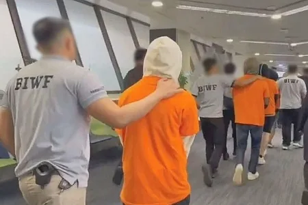 キャッシュカード窃盗容疑 強制送還の「JPドラゴン」メンバー6人を移送中の機内で逮捕