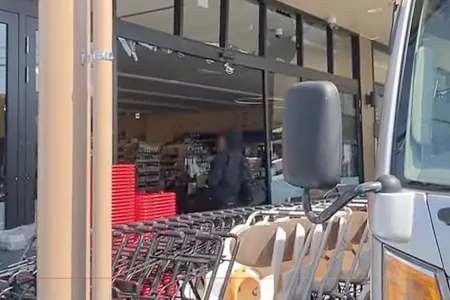 スーパー正面出入口にトラック突入事件 山口組傘下組員ら2人を逮捕