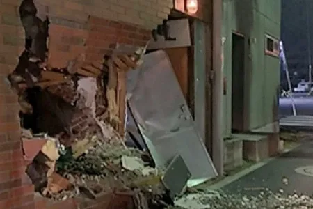 山口組系良知二代目政竜会事務所にダンプ突入