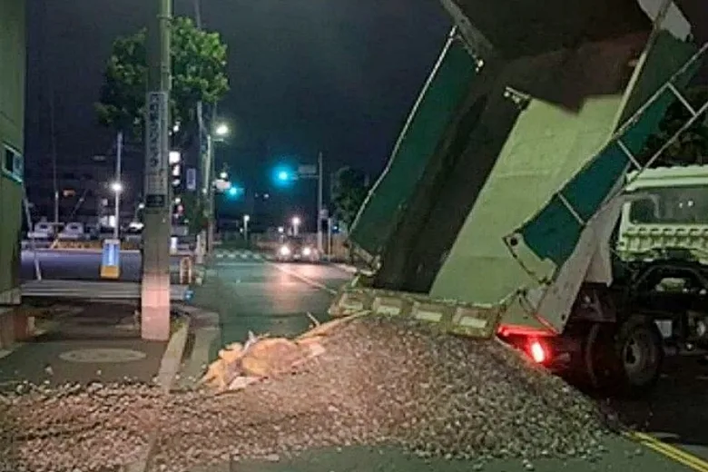 山口組系良知二代目政竜会事務所にダンプ突入