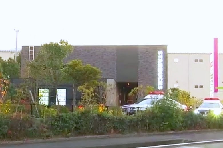 愛媛県四国中央市の「スターバックスイオンタウン川之江店」：男性が拳銃で撃たれ心肺停止