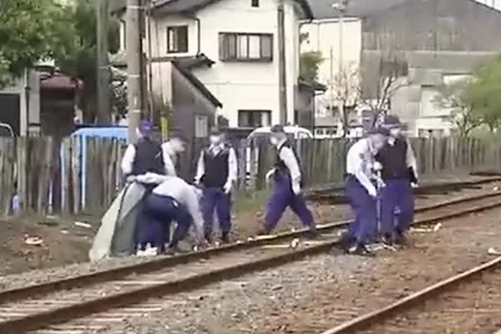 男性が刃物で刺され病院搬送後に死亡