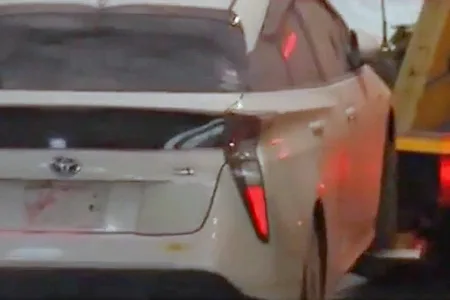 河川敷で発見された羽田空港・強盗未遂事件の逃走車を東京空港署に移動