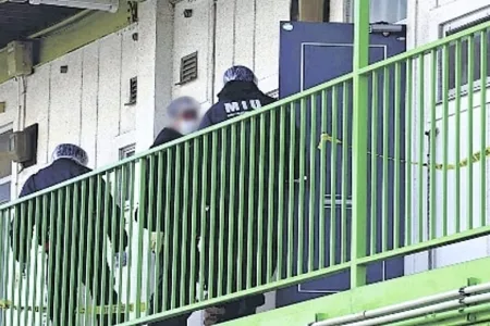 金成行容疑者の潜伏先アパートを捜索 部屋から拳銃を押収